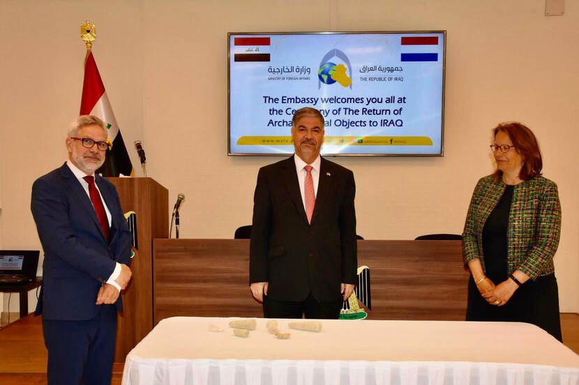 Picture of the repatriationceremony from left to the rigth: Arjen Uijterlinde (Ambassador for International Cultural Cooperation of the Dutch Ministry of Foreign Affairs), Hisham Al Alawi (Iraqi ambassador) en Barbara Siregar (Director of the Information and Heritage Inspectorate)