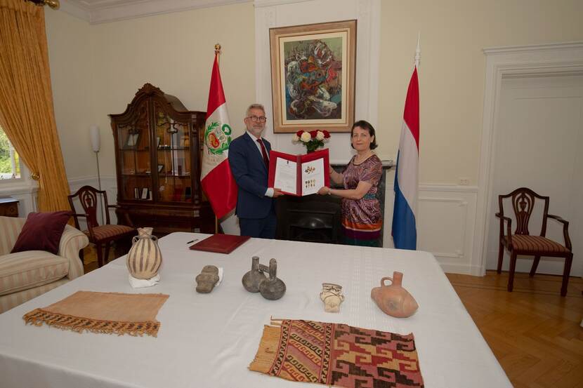 Photo of the repatriation ceremony with ambassador Arjen Uijterlinde and ambassador Marisol Aguëro